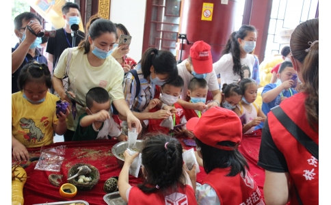 20余名小記者齊聚漢方神農(nóng)中醫(yī)館，探秘端午民俗里的中醫(yī)藥文化！